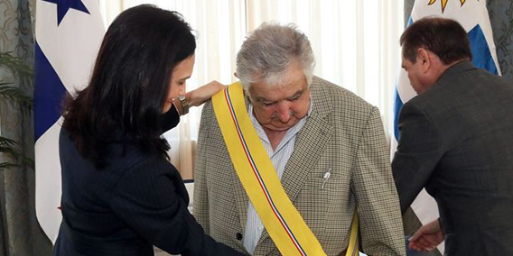 El   Vicepresidente   de  la  Fundación  ADADE D.  Evaristo  García  y  el  Patrono de la misma Dª  Carmen Soler presentes en la Conferencia de JOSE “PEPE” MUJICA Ex President
