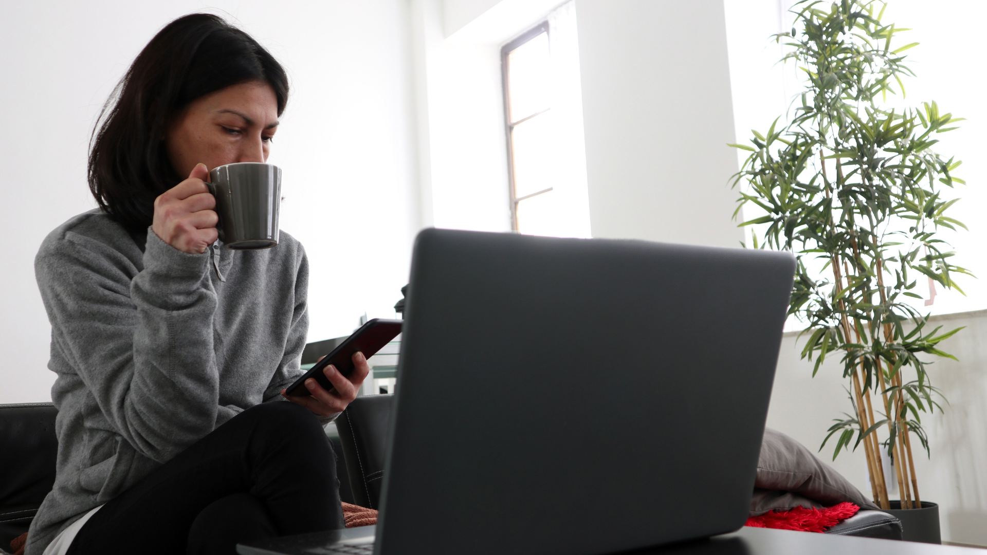Tu empresa no puede espiar tus dispositivos electrónicos de teletrabajo sin el «visto bueno» de los sindicatos