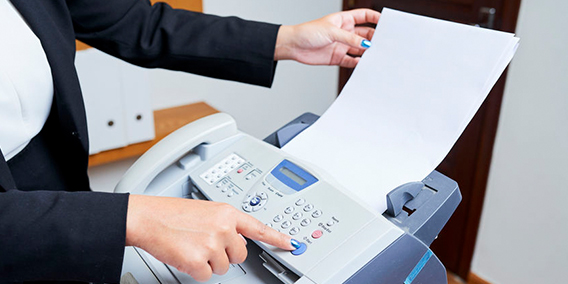 Una directiva de la UE prohíbe el fax como comunicación entre empresa y usuario por obsoleto 