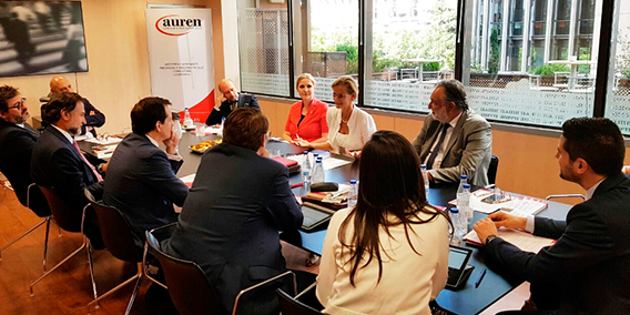 El Presidente de ADADE Ramón Mª Calduch, en la JUNTA DIRECTIVA DE FENAC, CON LA EMBAJADORA DE HUNGRIA