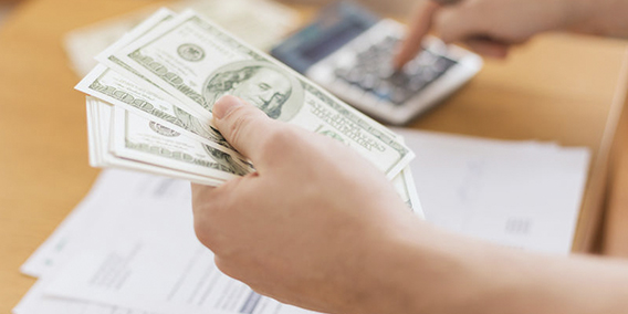 Economía prepara un 'cheque' para pymes y autónomos por cinco meses de sus ventas