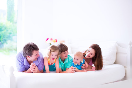 El Congreso da el primer paso para igualar los permisos de maternidad y paternidad