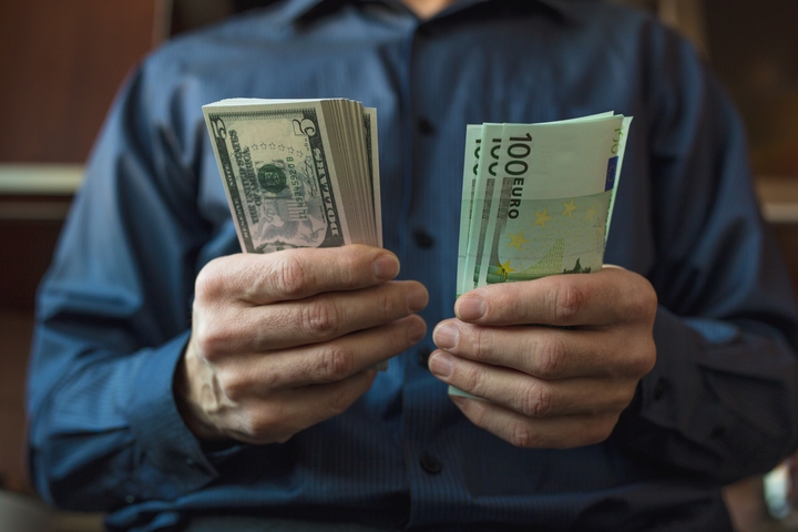 El euro cae de los 1,06 dólares por primera vez en cinco años