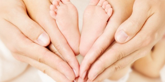 Bruselas propone un permiso parental de cuatro meses por cónyuge y remunerado