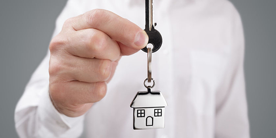 ¿Debe imputarse en IRPF una vivienda cedida u ocupada ilegalmente?
