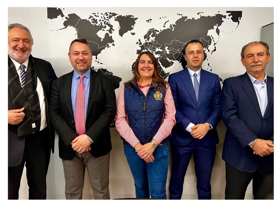 El vicepresidente ejecutivo de Allineal Global, Ozgur Demirdoven y el director regional de Emeia, Ilkay Sarpdag, se reúnen con directivos de Adade/E-Consulting en su sede central de Madrid