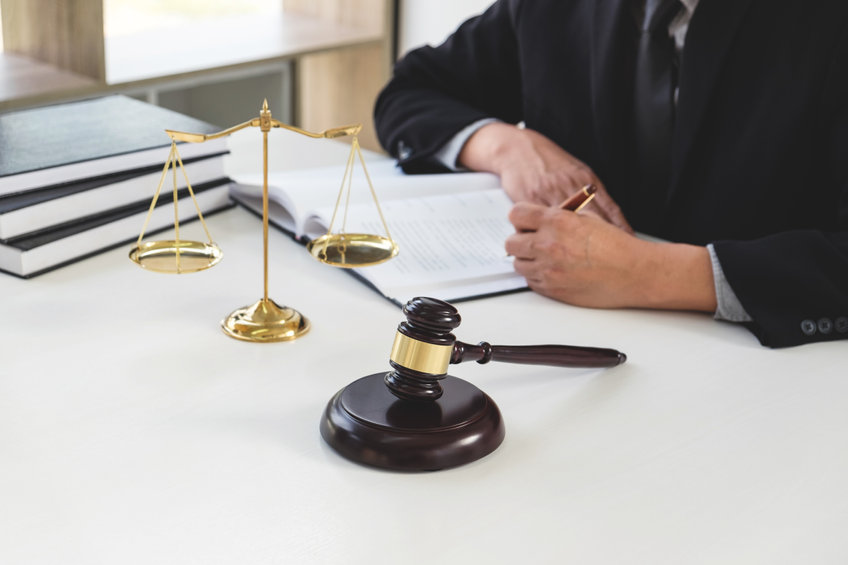 Comunicar que una persona es morosa vulnera su honor, según el Supremo
