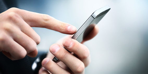 La empresa necesita permiso del empleado para llamarle al móvil o usar su huella digital
