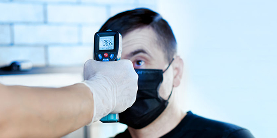 Los jueces no ven problema en medir la temperatura en centros de trabajo porque prevalece la salud pública