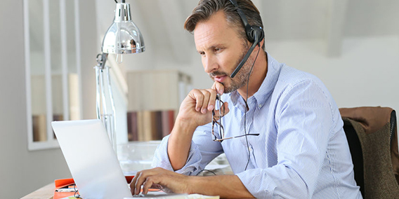 ¿El teletrabajo mantiene los mismos derechos a un empleado que se acoge y a otro presencial?