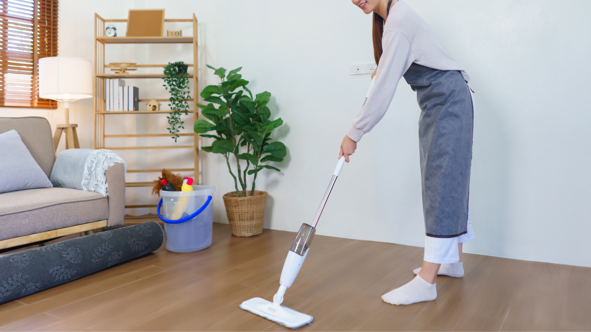 Las empleadas de hogar que trabajen en varias casas y sean despedidas de una podrán cobrar paro y mantener los otros contratos