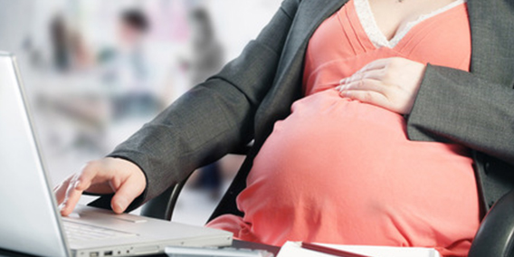 Deducción por maternidad: quién puede solicitarlo, qué cuantía es y cómo tributa