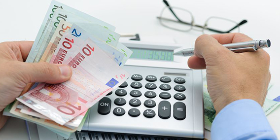 Errores contables del autónomo y el extra que te va a cobrar Hacienda por cometerlos