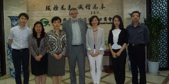 La vicepresidenta MENG DONGPING (CCCMHPIE) y el presidente de ADADE / Vicepresidente de (FEMTC) DR. Ramón Mª. Calduch establecen un acuerdo de colaboración