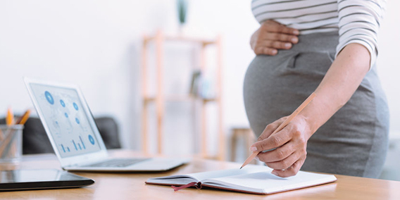 ¿Puede una empresa no pagar el bonus anual a una trabajadora que estuvo seis meses de baja maternal?