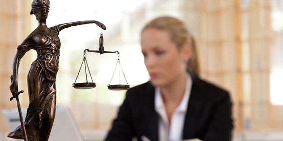 ¿Qué gastos pueden deducirse los abogados por cuenta propia?