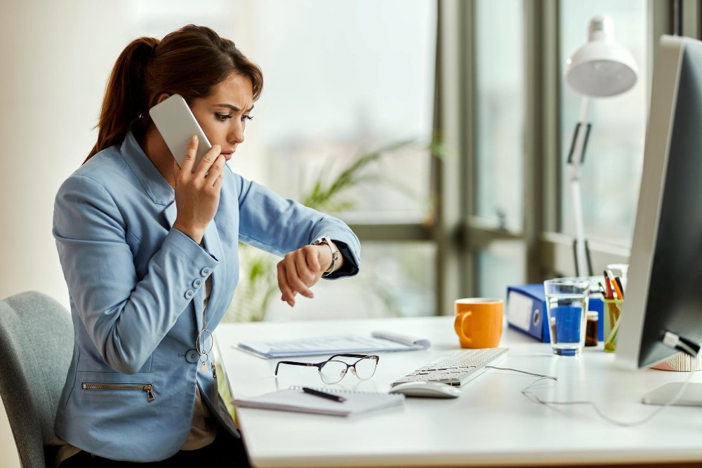 Retrasar la salida del trabajo si se entra más tarde no altera sustancialmente las condiciones laborales