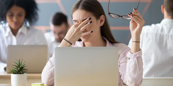 Los empleados tienen derecho a parar cinco minutos por hora, para descanso visual