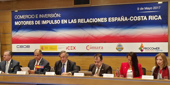 El presidente de Costa Rica se reúne con empresarios españoles en la sede del CEOE