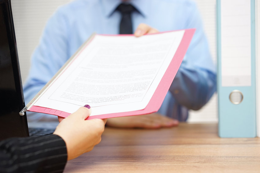 Utilizar al becario para hacer un trabajo necesario es relación laboral