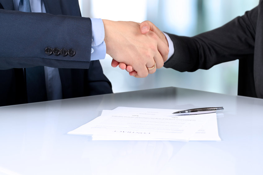 ¿Cuál es el salario que debe indicarse en la copia básica del contrato?