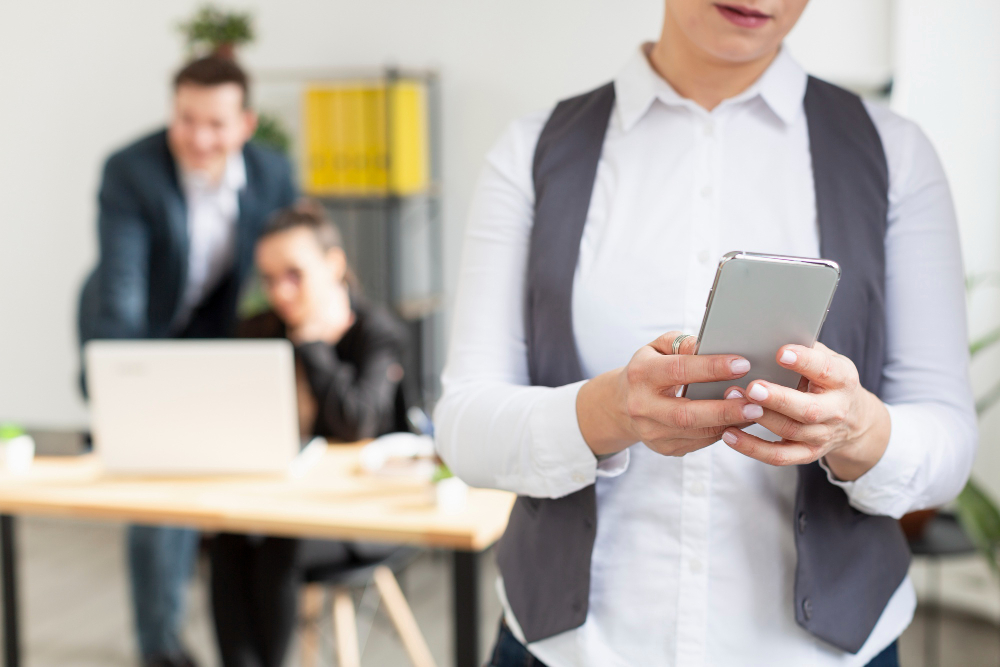 El jefe puede revisar los WhatsApps de los móviles profesionales de sus empleados, según la justicia