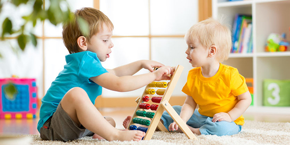 Así funciona la deducción de IRPF en autónomas con hijos en la guardería